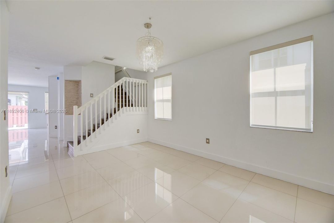 Под контрактом: $3,650 (4 спален, 2 ванн, 1894 Квадратных фут)