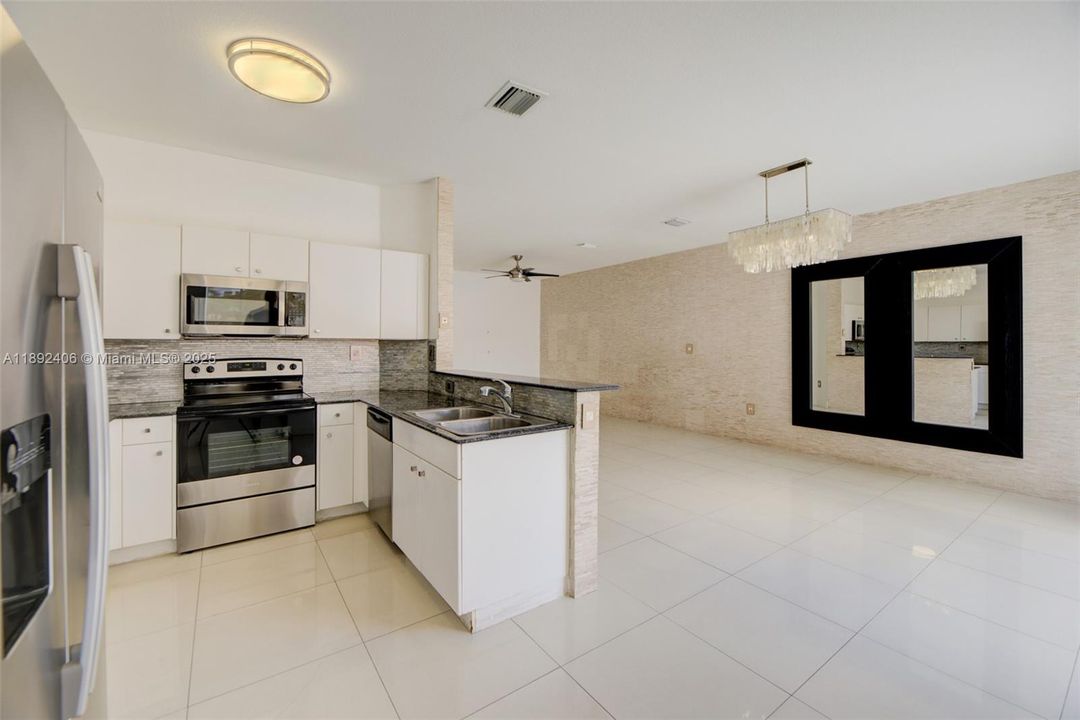 Под контрактом: $3,650 (4 спален, 2 ванн, 1894 Квадратных фут)