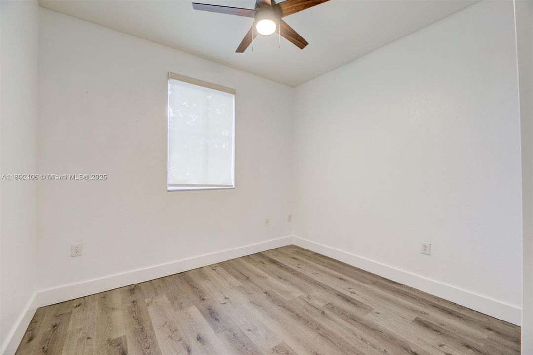 Под контрактом: $3,650 (4 спален, 2 ванн, 1894 Квадратных фут)