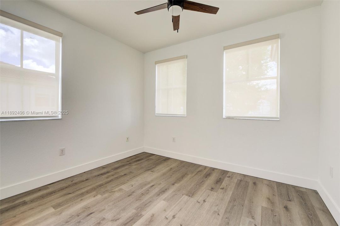 Под контрактом: $3,650 (4 спален, 2 ванн, 1894 Квадратных фут)