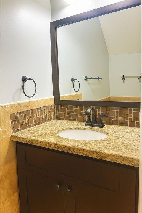 Под контрактом: $4,299 (4 спален, 2 ванн, 1890 Квадратных фут)