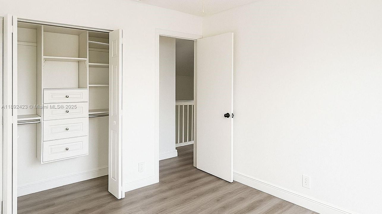 Под контрактом: $4,299 (4 спален, 2 ванн, 1890 Квадратных фут)