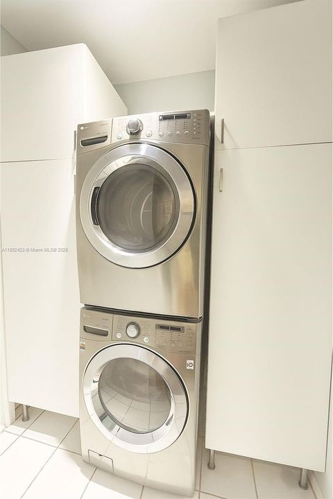 Под контрактом: $4,299 (4 спален, 2 ванн, 1890 Квадратных фут)