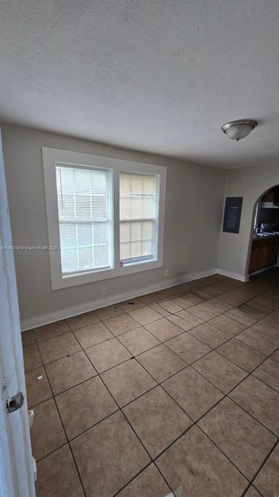 Recientemente alquilado: $975 (3 camas, 1 baños, 3485 Pies cuadrados)