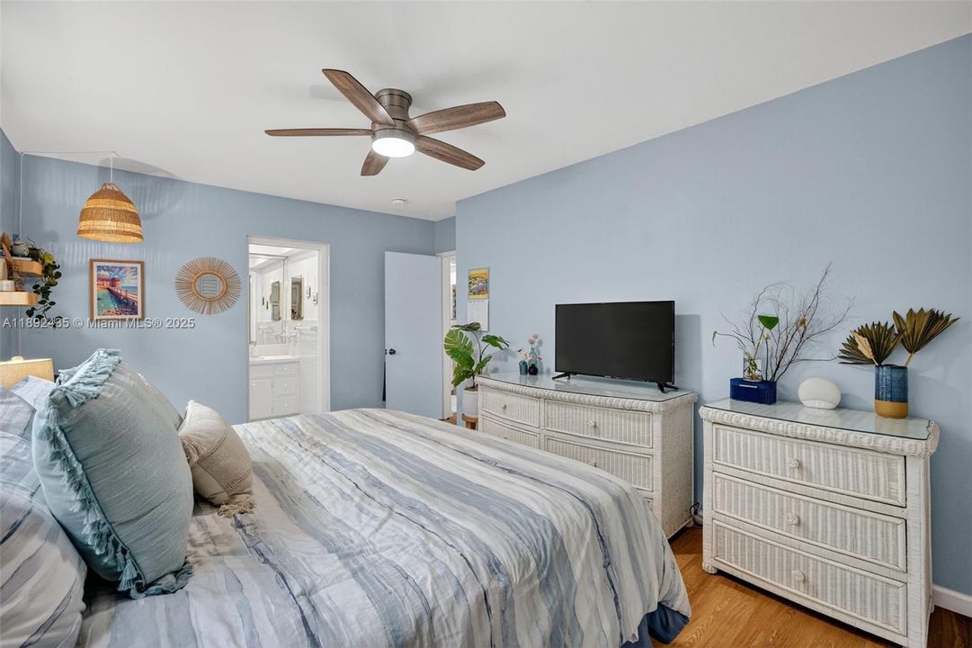 For Sale: $279,900 (2 beds, 2 baths, 948 Square Feet)