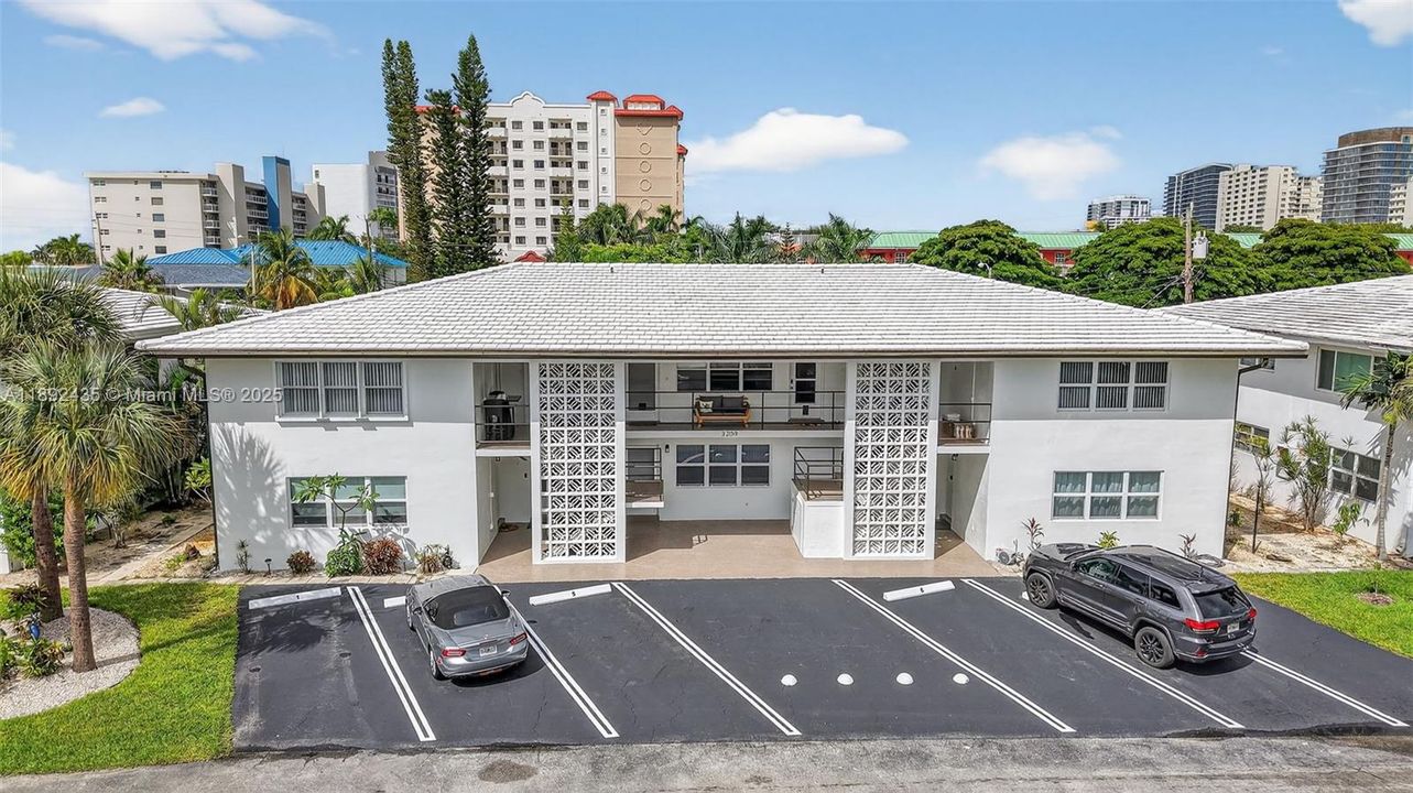 For Sale: $279,900 (2 beds, 2 baths, 948 Square Feet)