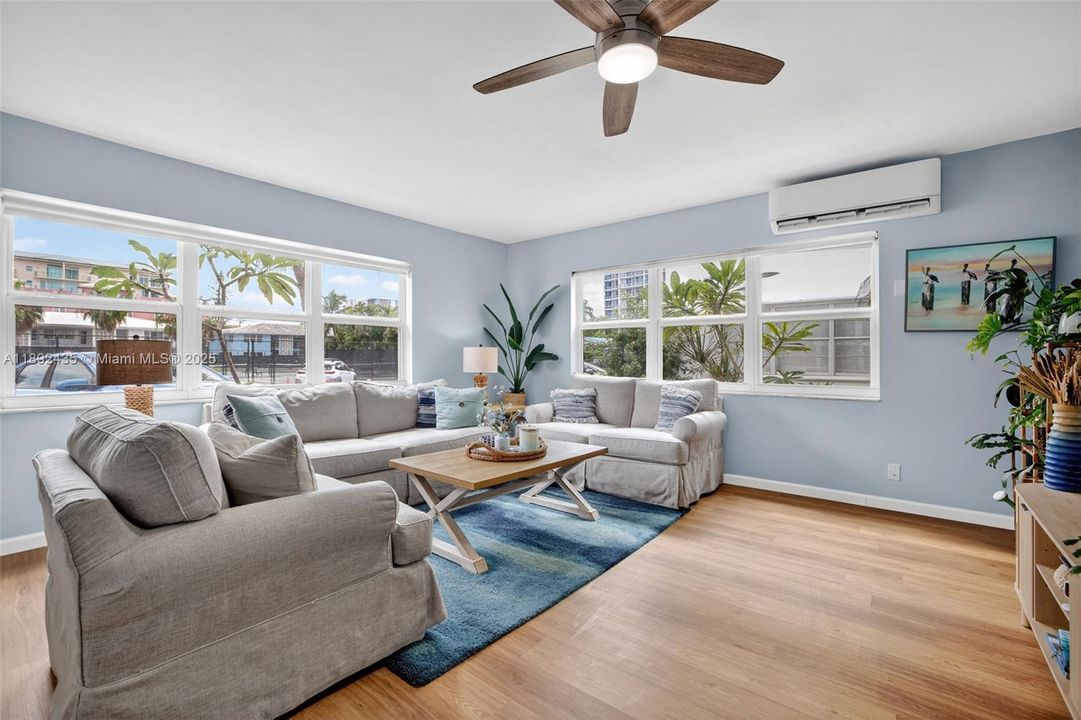 For Sale: $279,900 (2 beds, 2 baths, 948 Square Feet)