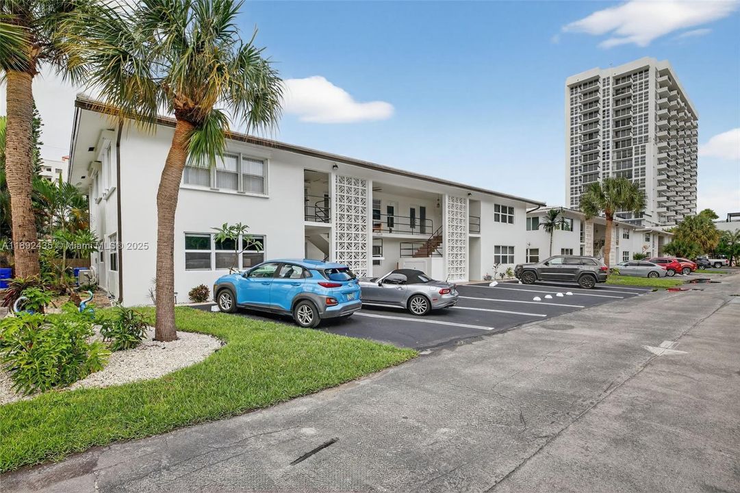 For Sale: $279,900 (2 beds, 2 baths, 948 Square Feet)