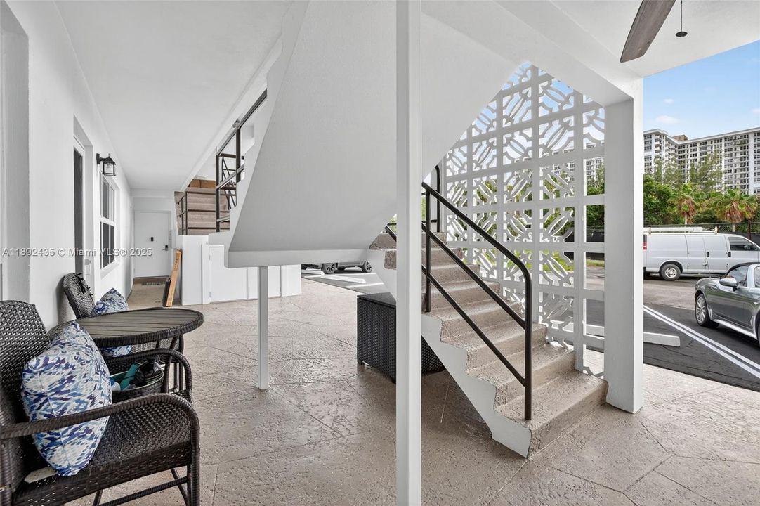 For Sale: $279,900 (2 beds, 2 baths, 948 Square Feet)