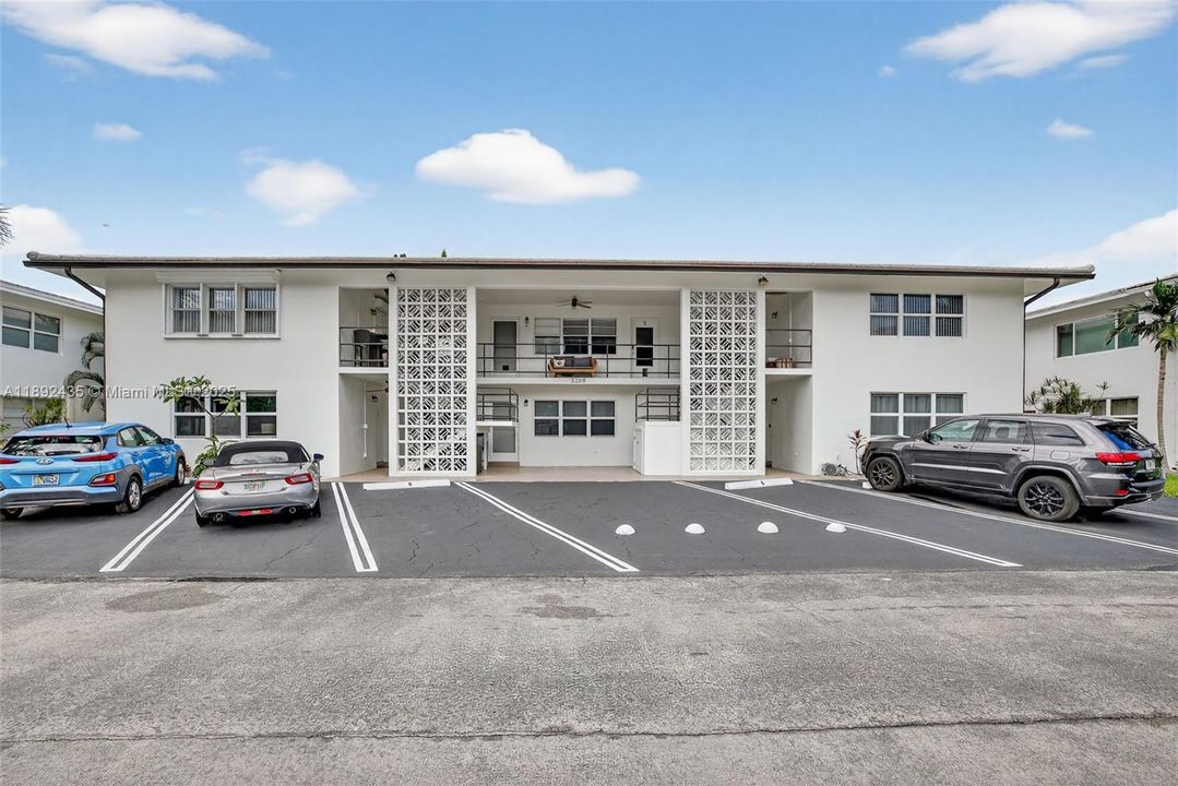 For Sale: $279,900 (2 beds, 2 baths, 948 Square Feet)