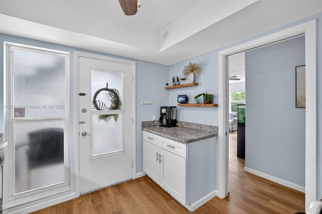 For Sale: $279,900 (2 beds, 2 baths, 948 Square Feet)