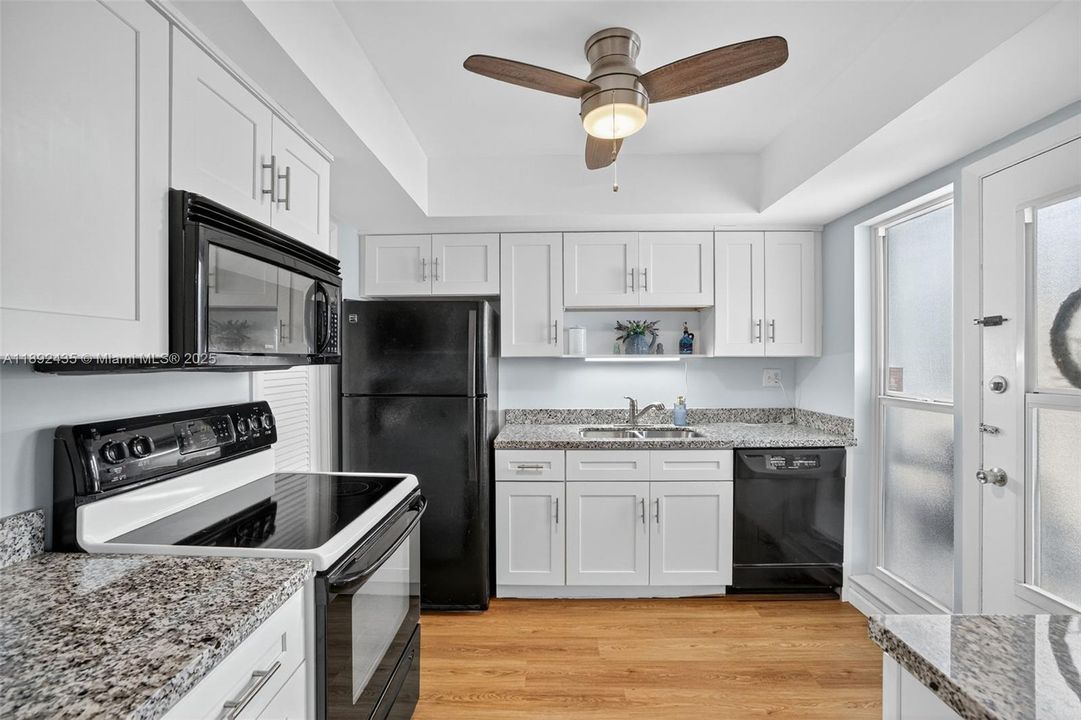 For Sale: $279,900 (2 beds, 2 baths, 948 Square Feet)
