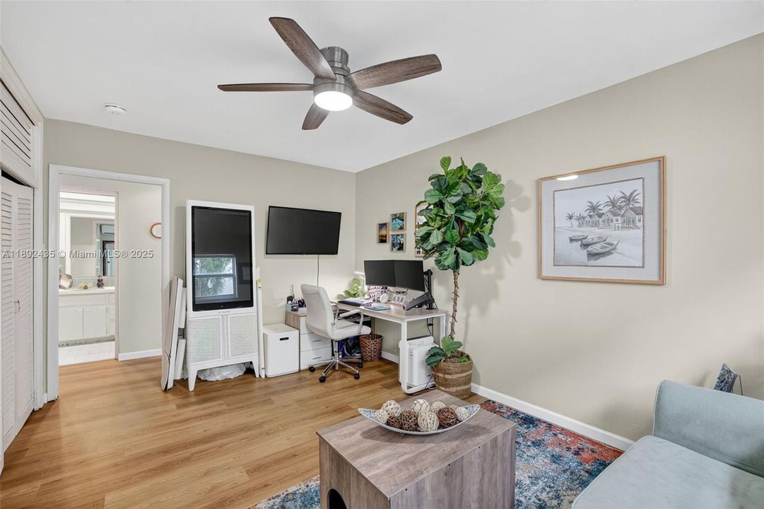 For Sale: $279,900 (2 beds, 2 baths, 948 Square Feet)