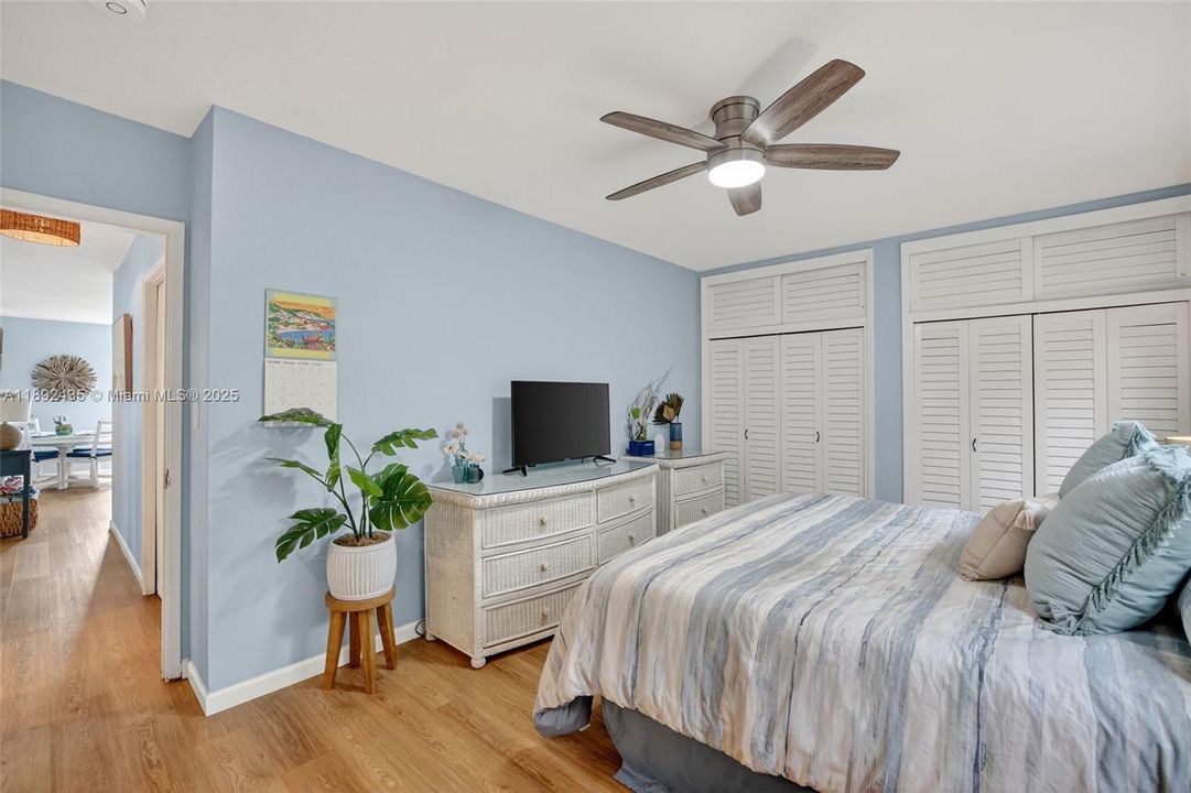 For Sale: $279,900 (2 beds, 2 baths, 948 Square Feet)