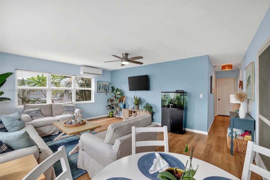 For Sale: $279,900 (2 beds, 2 baths, 948 Square Feet)