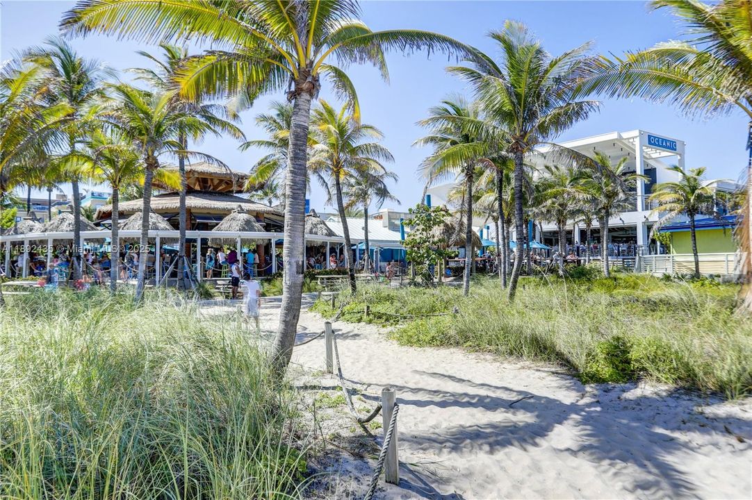 For Sale: $279,900 (2 beds, 2 baths, 948 Square Feet)