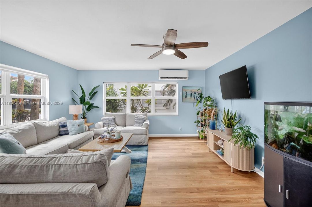 For Sale: $279,900 (2 beds, 2 baths, 948 Square Feet)