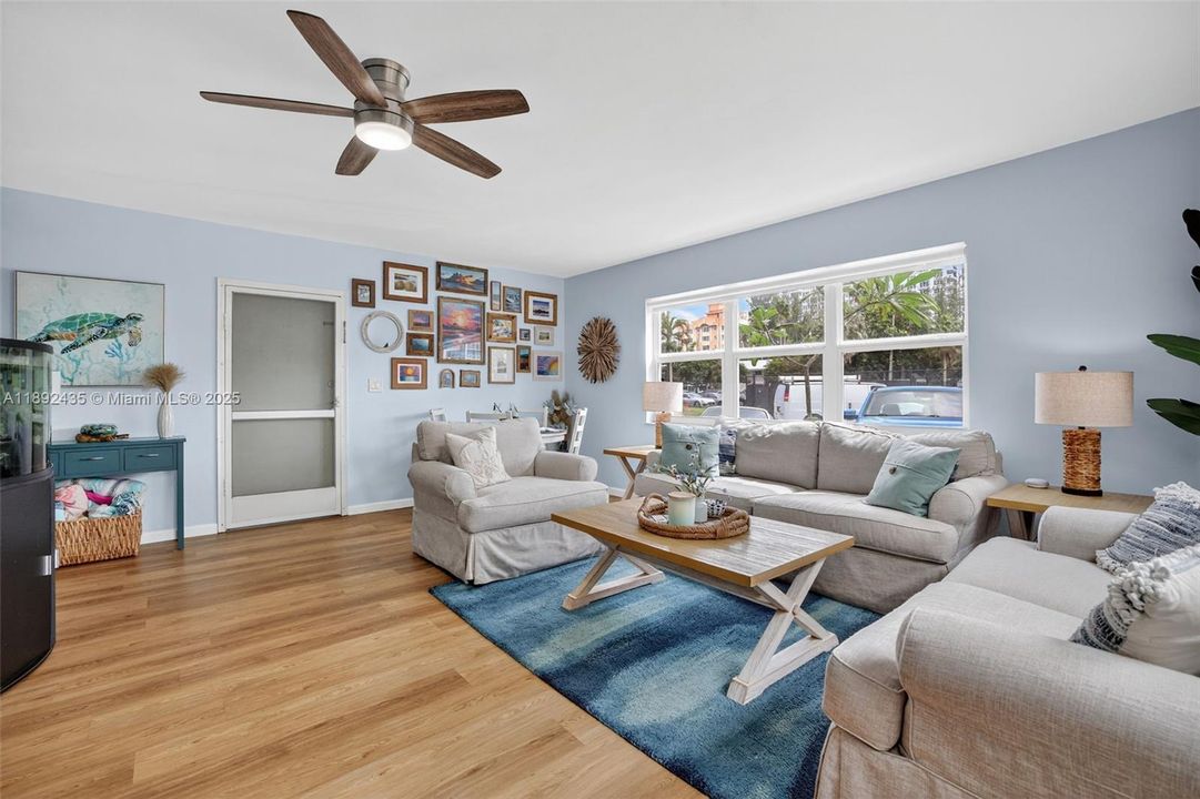 For Sale: $279,900 (2 beds, 2 baths, 948 Square Feet)