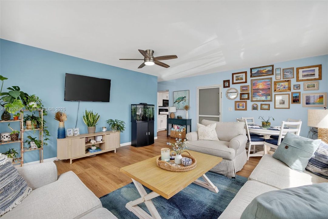 For Sale: $279,900 (2 beds, 2 baths, 948 Square Feet)