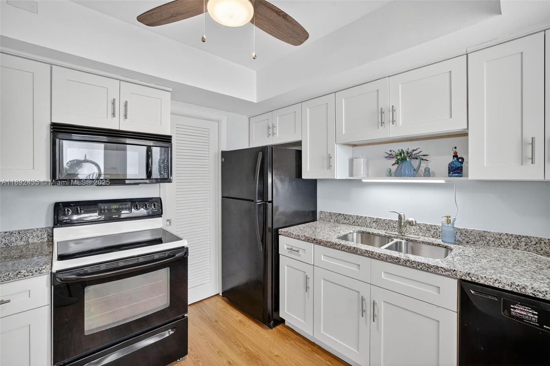 For Sale: $279,900 (2 beds, 2 baths, 948 Square Feet)