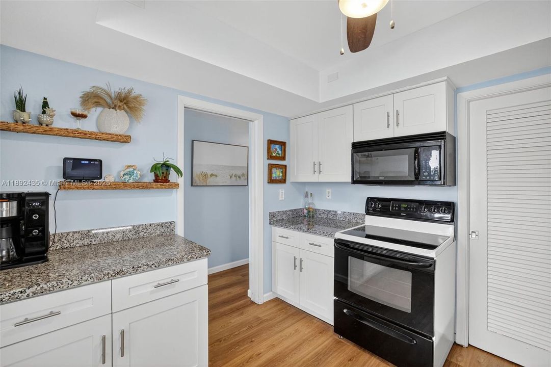 For Sale: $279,900 (2 beds, 2 baths, 948 Square Feet)