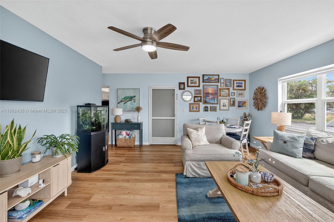 For Sale: $279,900 (2 beds, 2 baths, 948 Square Feet)