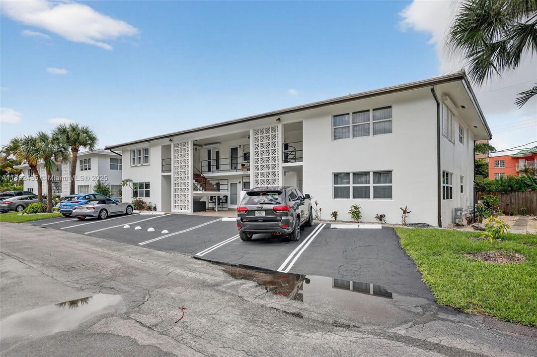 For Sale: $279,900 (2 beds, 2 baths, 948 Square Feet)