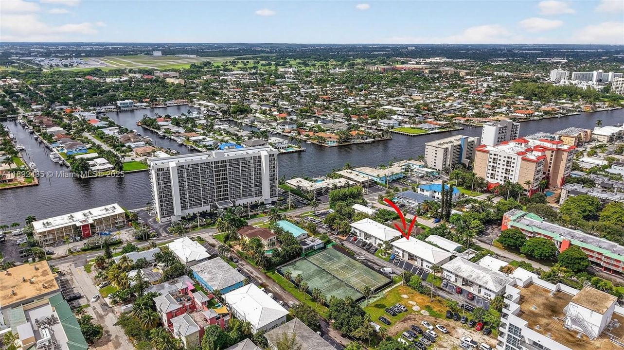 For Sale: $279,900 (2 beds, 2 baths, 948 Square Feet)