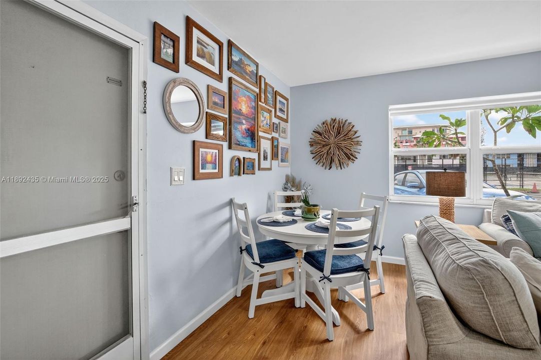 For Sale: $279,900 (2 beds, 2 baths, 948 Square Feet)