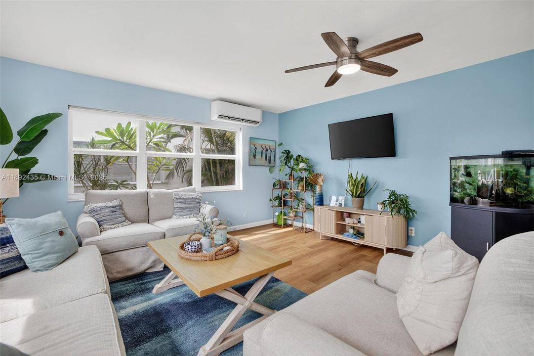 For Sale: $279,900 (2 beds, 2 baths, 948 Square Feet)