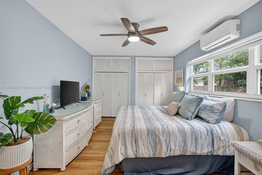 For Sale: $279,900 (2 beds, 2 baths, 948 Square Feet)