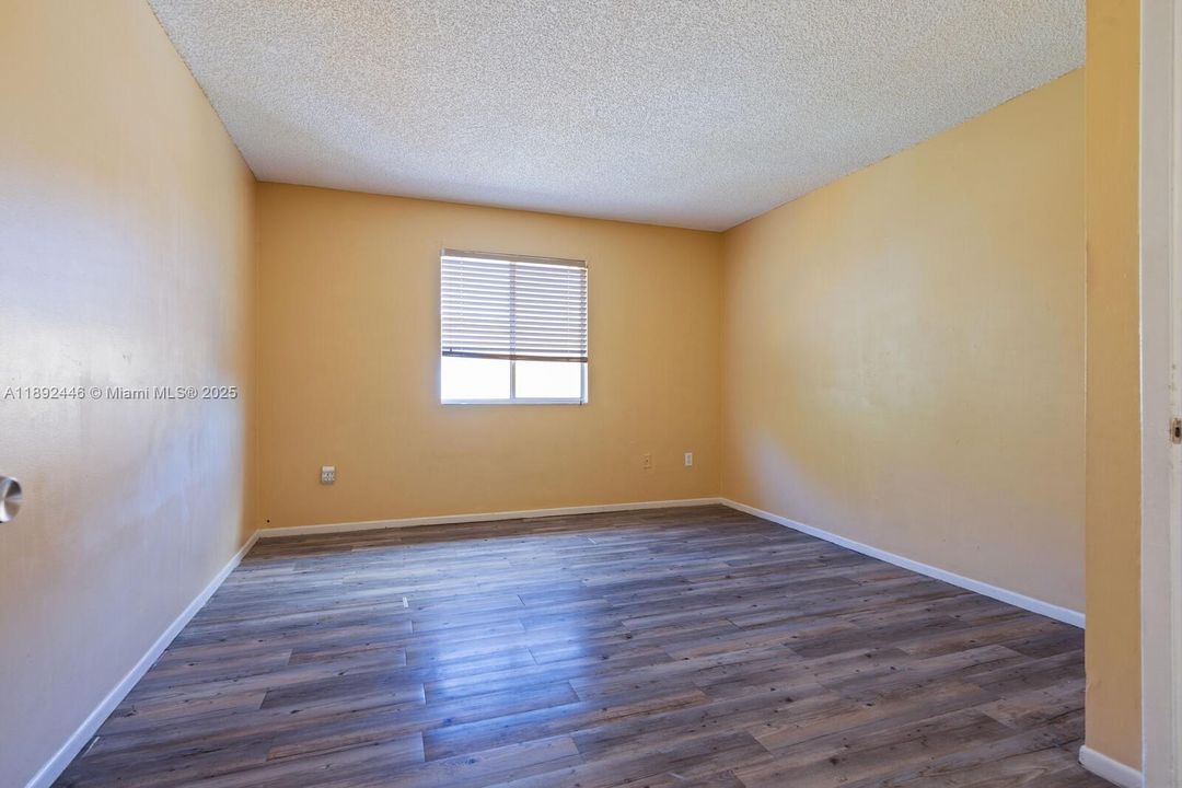 For Sale: $260,000 (3 beds, 1 baths, 1167 Square Feet)