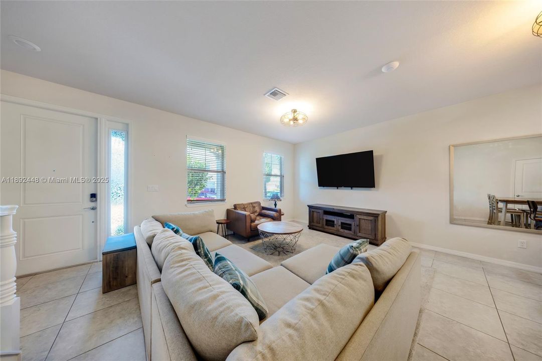 For Sale: $585,000 (3 beds, 2 baths, 1421 Square Feet)