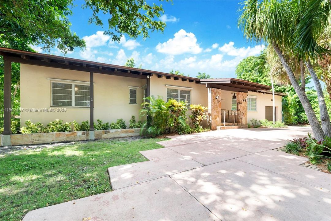 Recently Sold: $1,749,000 (5 beds, 3 baths, 2599 Square Feet)