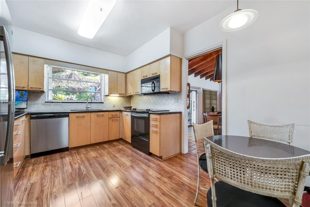 Recently Sold: $1,749,000 (5 beds, 3 baths, 2599 Square Feet)