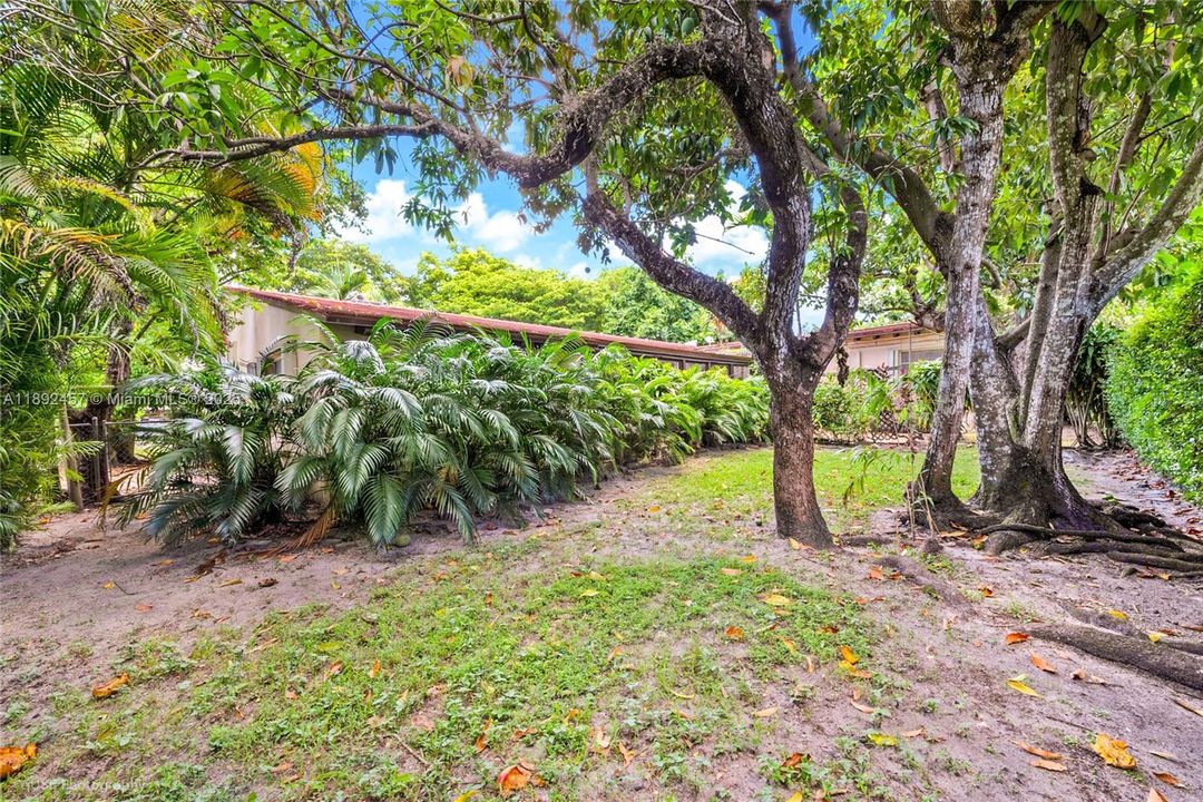 Recently Sold: $1,749,000 (5 beds, 3 baths, 2599 Square Feet)