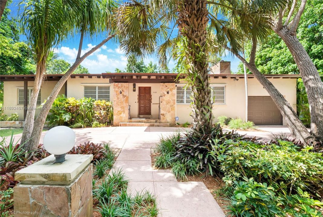 Recently Sold: $1,749,000 (5 beds, 3 baths, 2599 Square Feet)