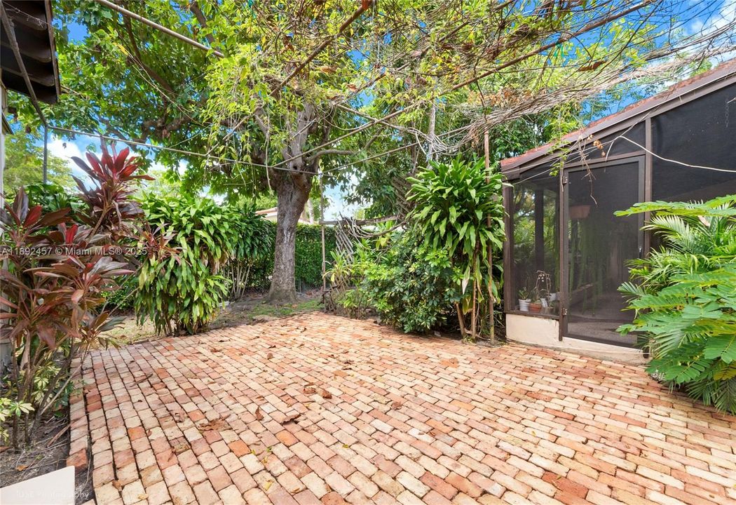 Recently Sold: $1,749,000 (5 beds, 3 baths, 2599 Square Feet)