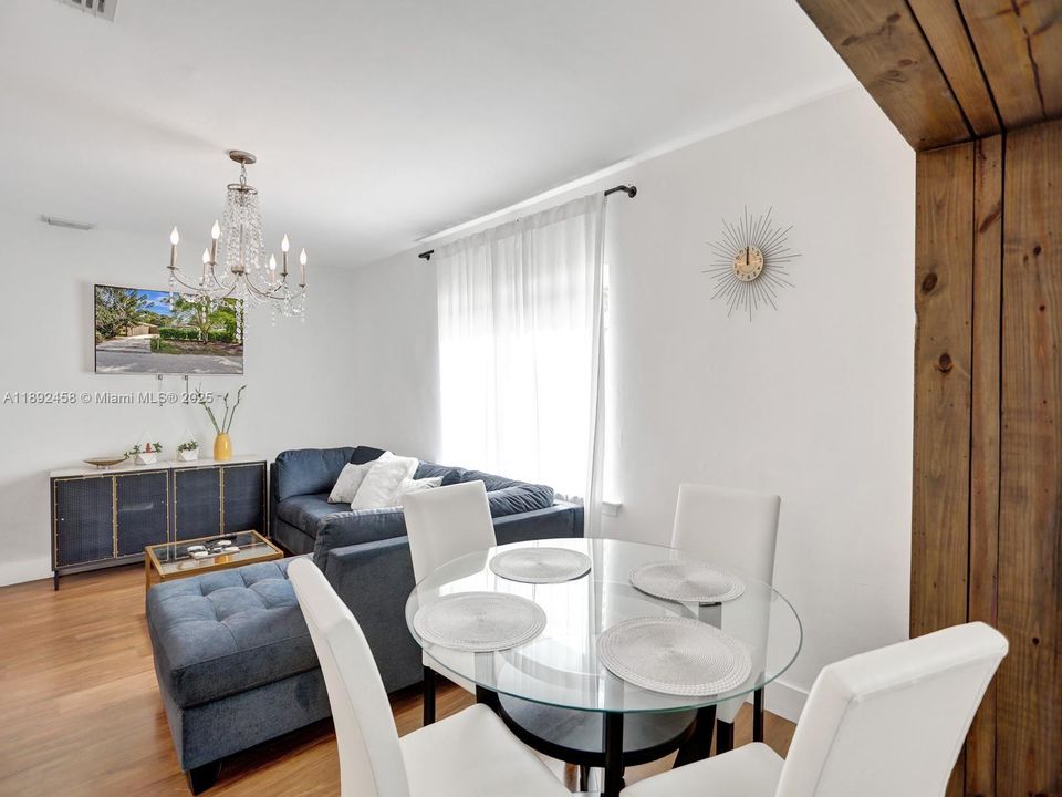 待售: $520,000 (2 贝兹, 1 浴室, 984 平方英尺)