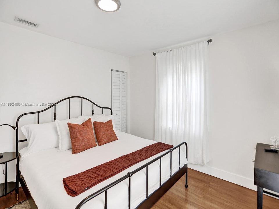 待售: $520,000 (2 贝兹, 1 浴室, 984 平方英尺)