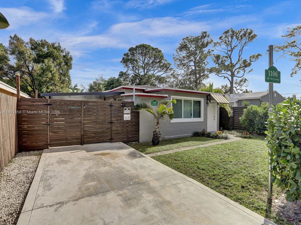 待售: $520,000 (2 贝兹, 1 浴室, 984 平方英尺)