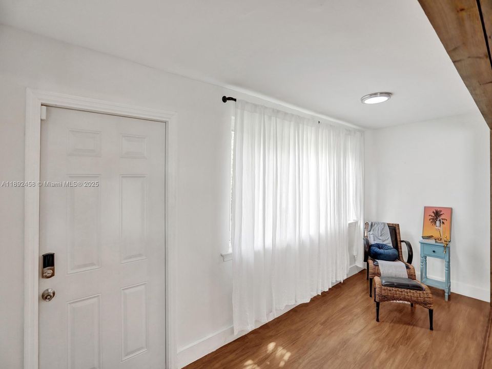 待售: $520,000 (2 贝兹, 1 浴室, 984 平方英尺)