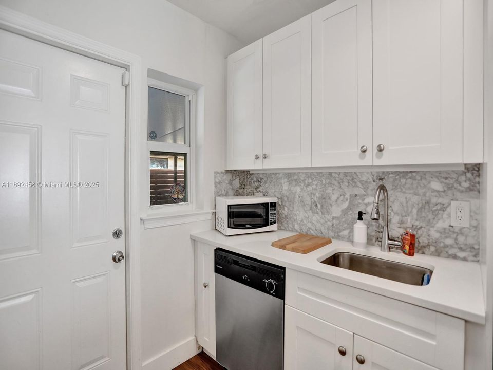 待售: $520,000 (2 贝兹, 1 浴室, 984 平方英尺)