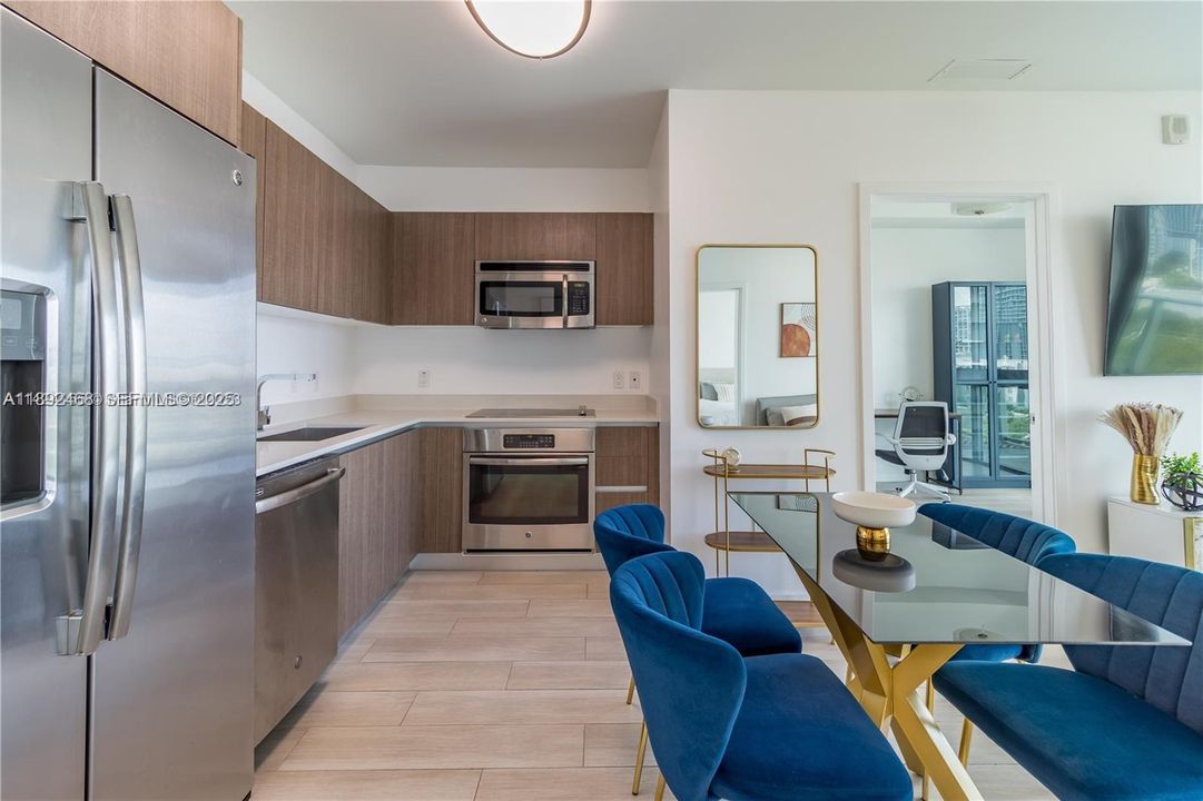 For Sale: $499,000 (2 beds, 2 baths, 796 Square Feet)