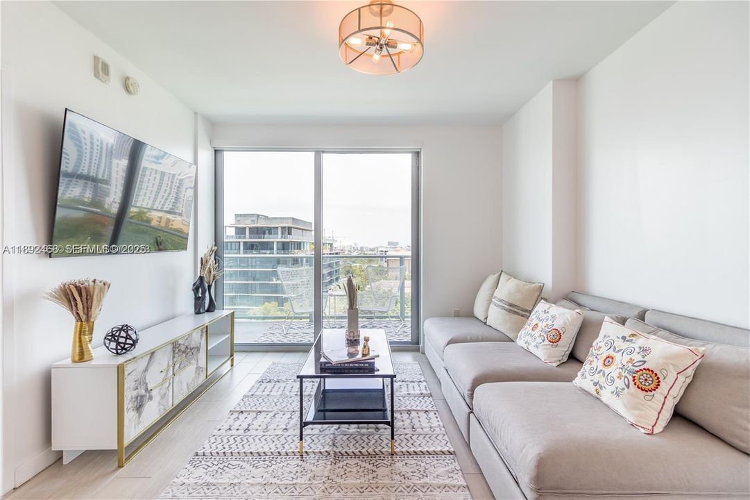 For Sale: $499,000 (2 beds, 2 baths, 796 Square Feet)