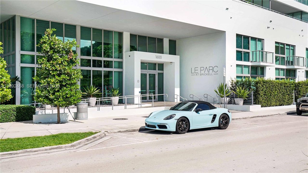 For Sale: $499,000 (2 beds, 2 baths, 796 Square Feet)