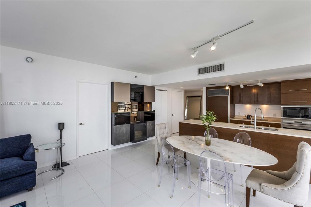 待售: $899,000 (2 贝兹, 2 浴室, 1168 平方英尺)