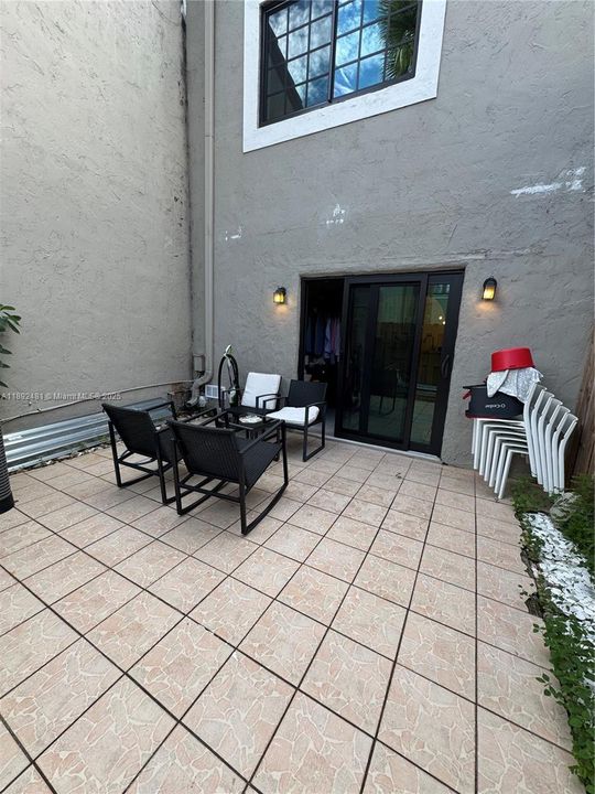 合同活跃: $395,000 (2 贝兹, 1 浴室, 1050 平方英尺)