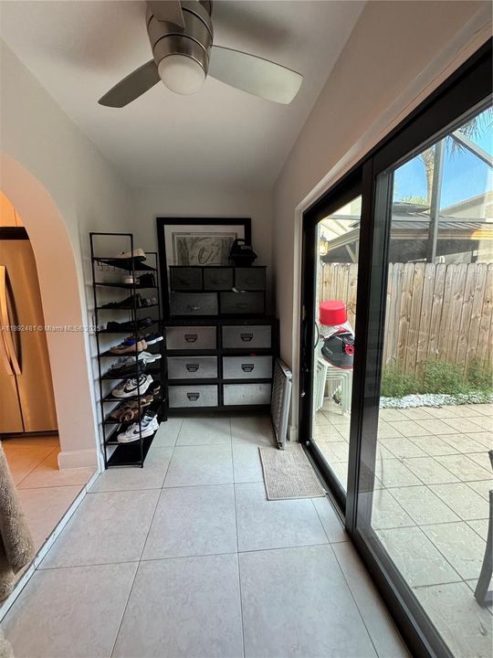 合同活跃: $395,000 (2 贝兹, 1 浴室, 1050 平方英尺)