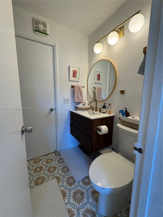 合同活跃: $395,000 (2 贝兹, 1 浴室, 1050 平方英尺)